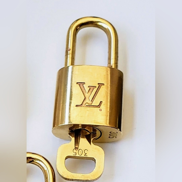 Louis Vuitton padlock, #305 (made before '09) Vintage, EUC! - Picture 11 of 12